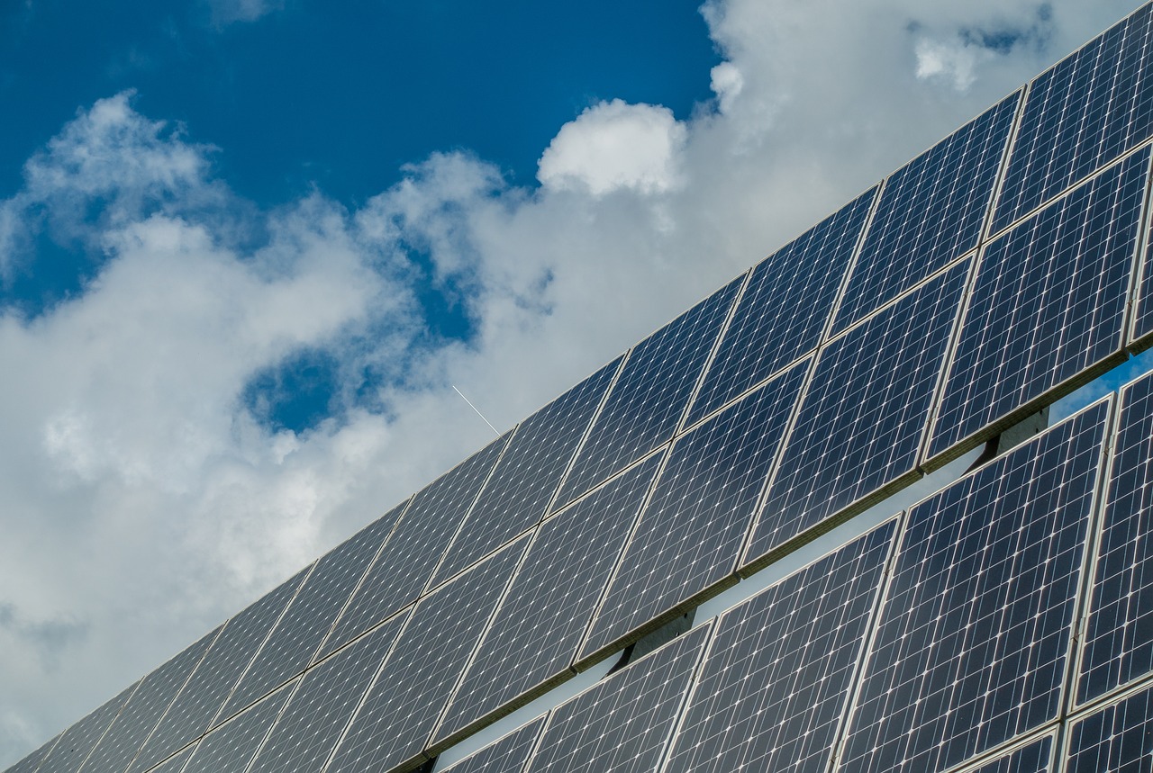 Les panneaux photovoltaïques fournissent une énergie solaire renouvelable.