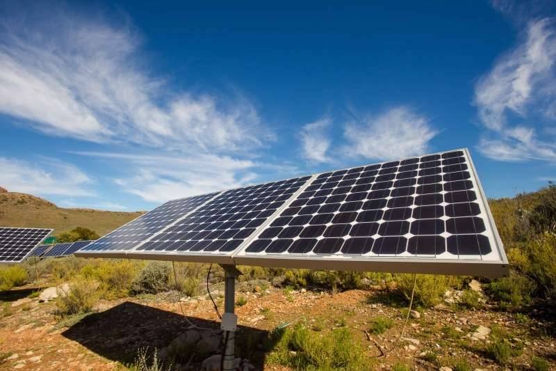 Panneaux solaires photovoltaïques d'une installation d'électricité off grid, sur une ferme située à Touwsrivier, dans le désert de Karoo, en Afrique du Sud. 