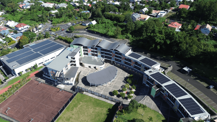 Une centrale photovoltaïque sur toiture de Corsica Sole, à La Réunion. © Corsica Sole Une centrale photovoltaïque sur toiture de Corsica Sole, à La Réunion. © Corsica Sole