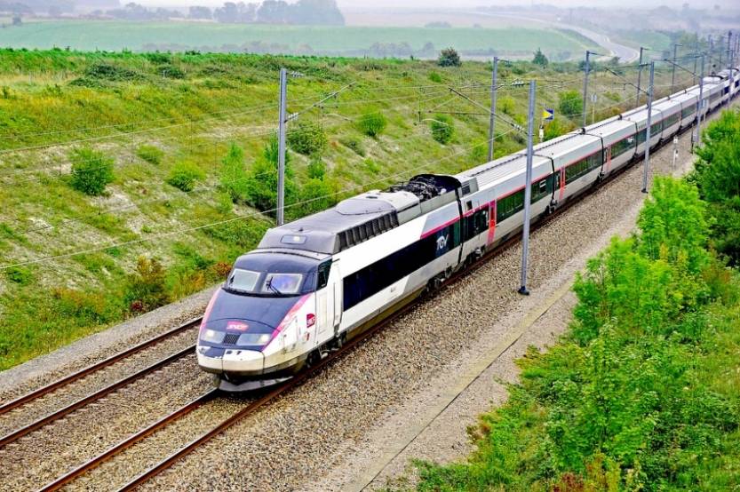 Un TGV circulant sur une ligne à grande vitesse dédiée