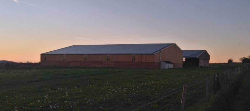 Le hangar agricole situé à Cayssials, sur lequel Arkolia Énergies va installer une centrale solaire photovoltaïque. 