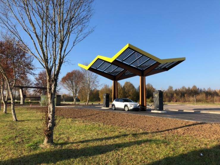 Les bornes de recharges de véhicules électriques déployées par Fastned. Les bornes de recharges de véhicules électriques déployées par Fastned.