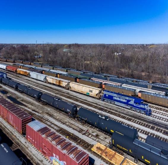 LSCR fournit des services de transport de marchandises, d'entreposage de wagons et de transbordement.