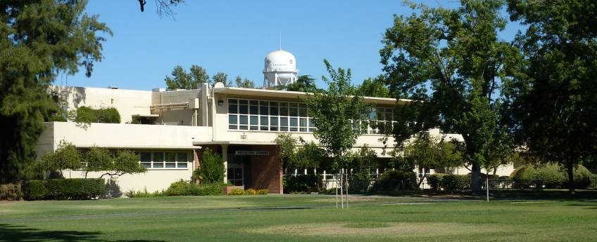 Le bâtiment dédié à l'enseignement de l'agriculture, au sein de l'université de Fresno, en Californie. © Bobak Ha'Eri