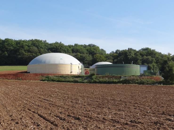 Vue d'une unité de méthanisation des effluents d'élevage à Mayrac dans le Lot en France. 