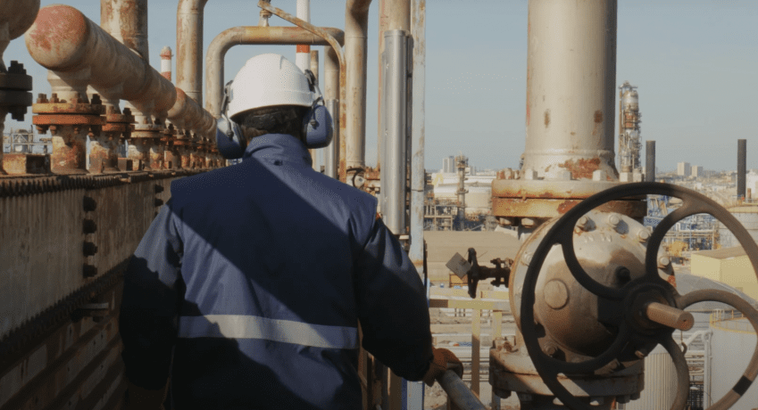 La raffinerie de Lavéra réunit deux activités complémentaires : le raffinage de pétrole brut et la fabrication de produits chimiques. ©Naphtachimie