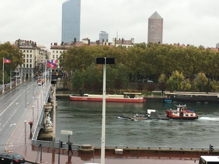 A Lyon presqu'ile, une hydrolienne est installée sur le site de la Feyssine 