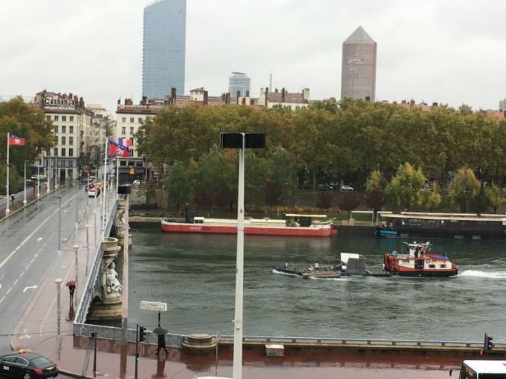 A Lyon presqu'ile, une hydrolienne est installée sur le site de la Feyssine 