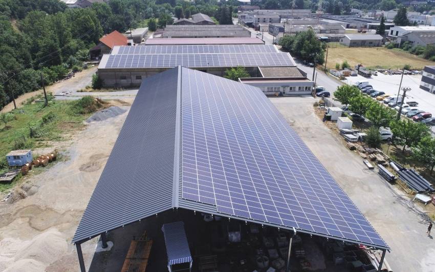 Une centrale solaire d'Apex Energies sur hangar. 