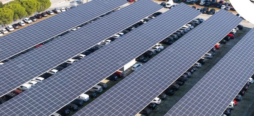 L'enveloppe vise à financer un portefeuille de projets photovoltaïques sur bâtiments, hangars agricoles et ombrières de parking. ©Solveo