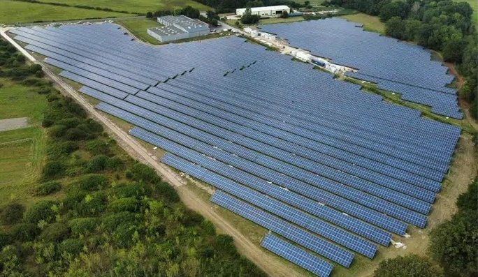 Une centrale solaire hybride à Mennetou. © Entech