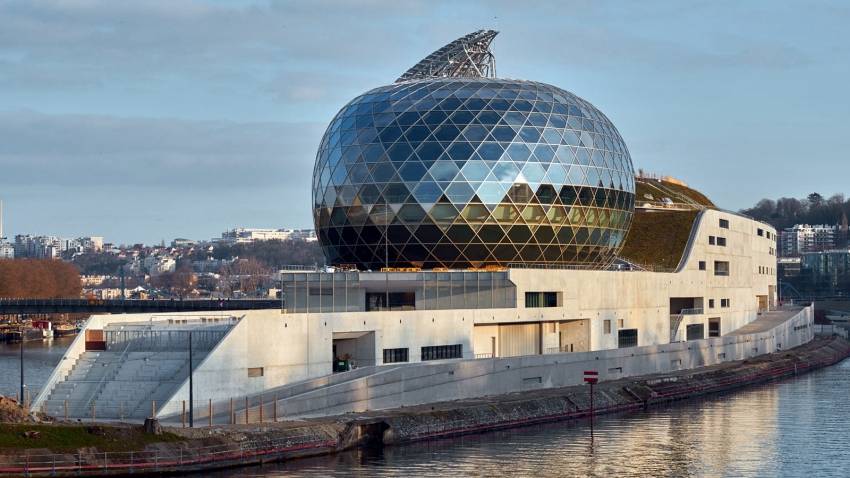 © La Seine Musicale comprend une salle de concert de 6 000 places, un auditorium de 1 150 places et l’un des plus grands espaces d’enregistrement de la région parisienne.