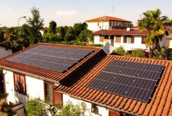 Otovo installe des solutions photovoltaïques sur toiture chez les particuliers. ©Otovo
