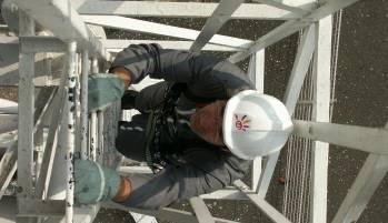 Un employé de TDF dans un pylône.