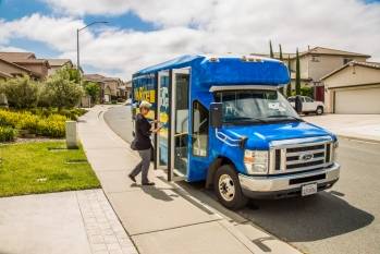 Présent dans 41 États, quatre provinces canadiennes et à Porto Rico, First Transit emploie plus de 20 000 collaborateurs et dispose d’une flotte de 12 000 véhicules. © First Transit Présent dans 41 États, quatre provinces canadiennes et à Porto Rico, First Transit emploie plus de 20 000 collaborateurs et dispose d’une flotte de 12 000 véhicules. © First Transit