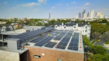 L'entreprise américaine développe également un système de centrale électrique virtuelle pour revendre sa production au réseau. © PearlX