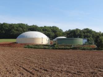 Vue d'une unité de méthanisation des effluents d'élevage à Mayrac dans le Lot en France.  Vue d'une unité de méthanisation des effluents d'élevage à Mayrac dans le Lot en France.