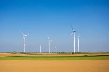 groupe éoliennes champs - 600