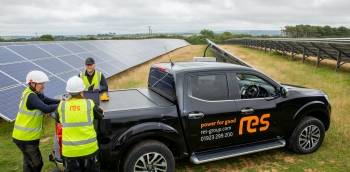Une équipe de RES intervenant dans le photovoltaïque. © RES