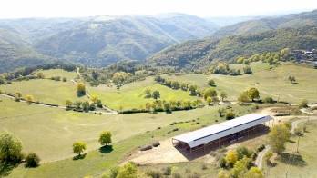 Un bâtiment équipé de panneaux photovoltaïques, par Cap Vert Énergie