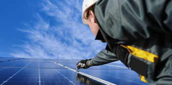 Un ouvrier d'Amarenco travaillant sur un panneau solaire. © Amarenco Un ouvrier d'Amarenco travaillant sur un panneau solaire. © Amarenco