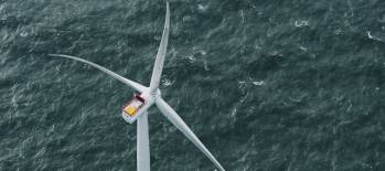 Une éolienne installée en mer.