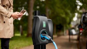 Connected Kerb veut déployer 190 000 chargeurs de VE d'ici 2030. 